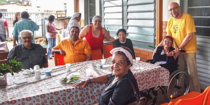 Bruder Augustinus Diekmann (rechts), der Leiter der Franziskaner Mission Dortmund besucht Senioren im Gesundheitszentrum „São Francisco“ in Campo Grande im brasilianischen Bundestaat Mato Grosso do Sul.